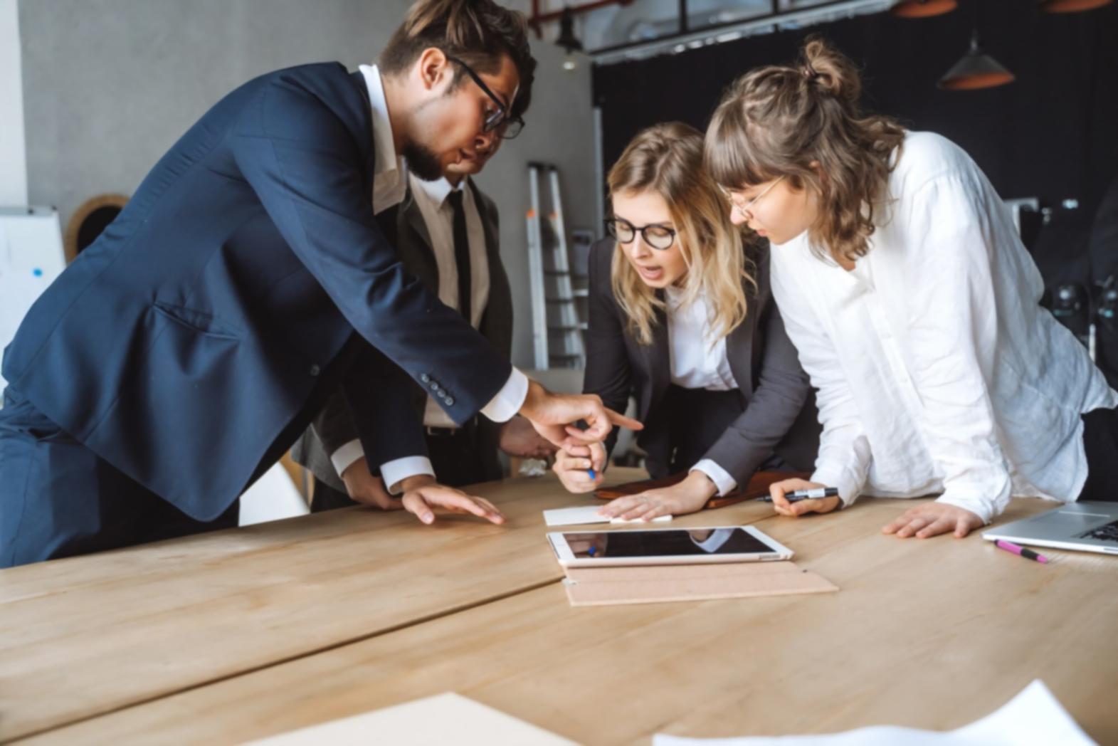 Participant travaillant sur un modèle financier lors d'une session pratique